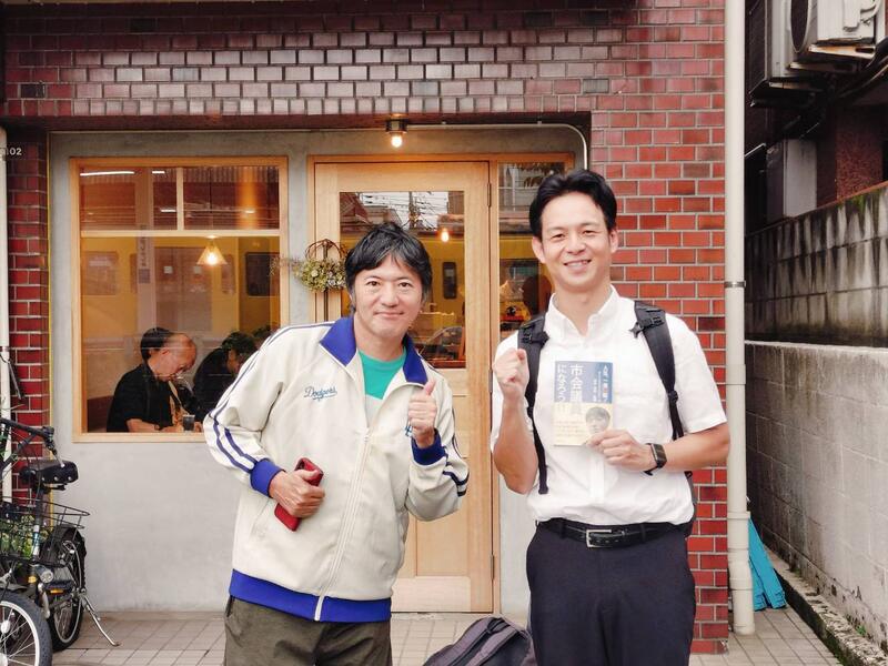 地域の方と並ぶ横山けい